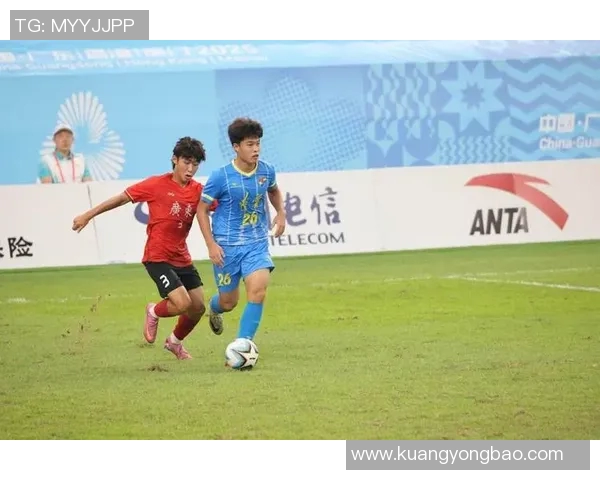 高清展现足球球星赛场奔跑瞬间激烈拼抢动感十足精彩画面